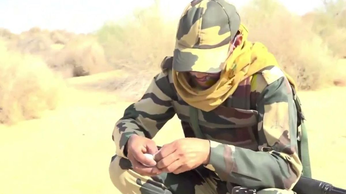 After roasting papad, now BSF jawan boils egg in scorching desert in Rajasthan; Watch