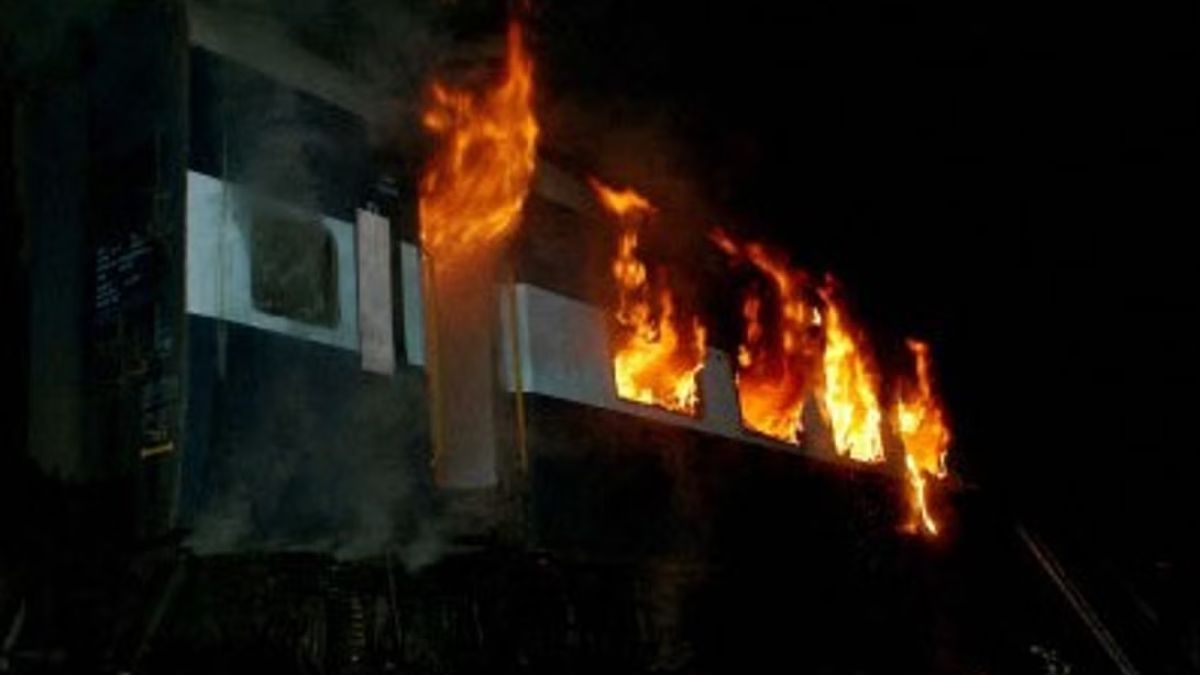 Fire breaks out in Daulatpur-Sabarmati express train, none injured