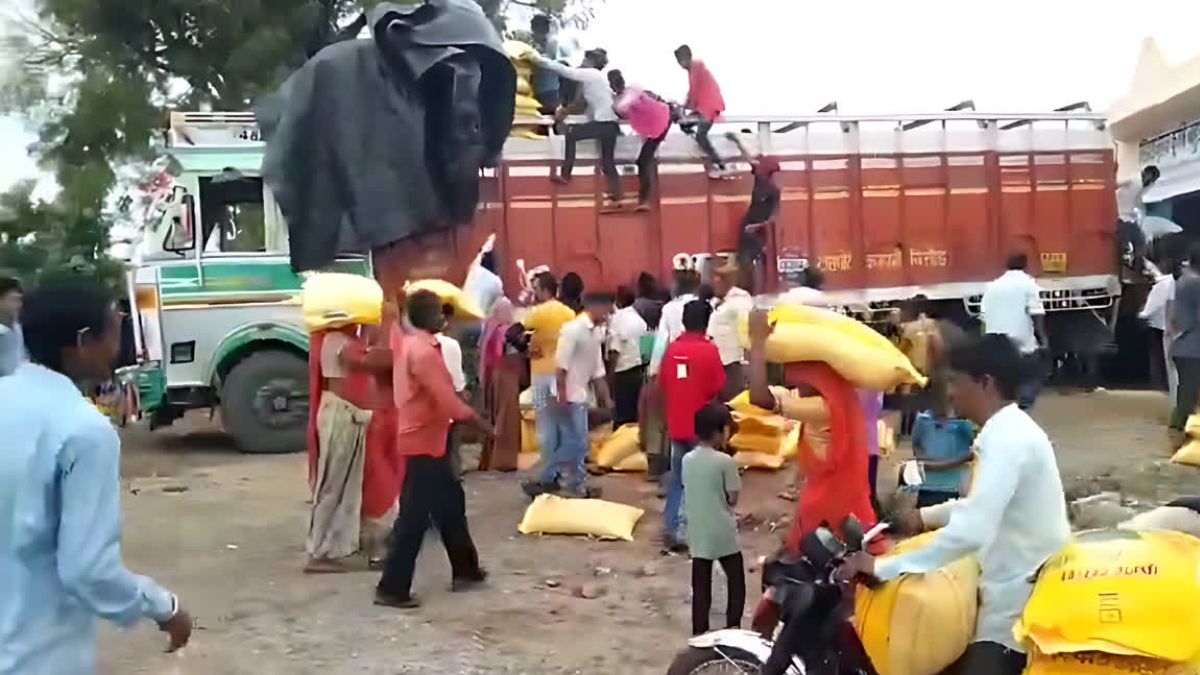 Villagers loot a truck loaded with soybean and urad seeds in Dhariyawad