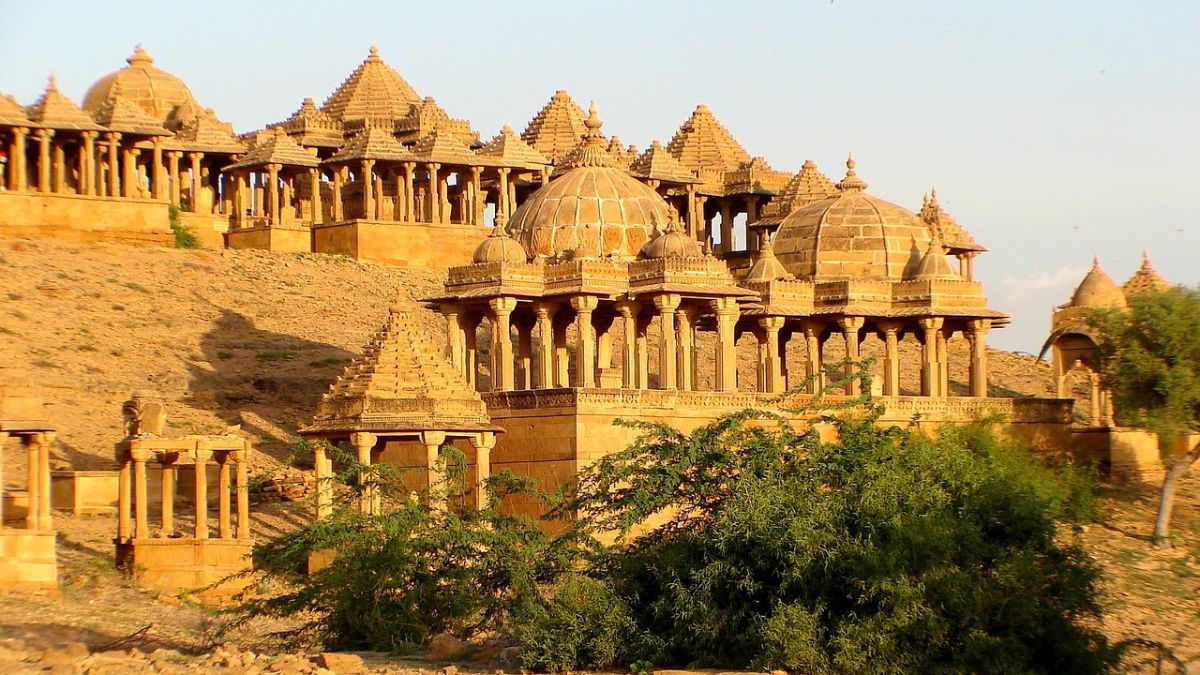 How many days are enough for Jaisalmer tour?